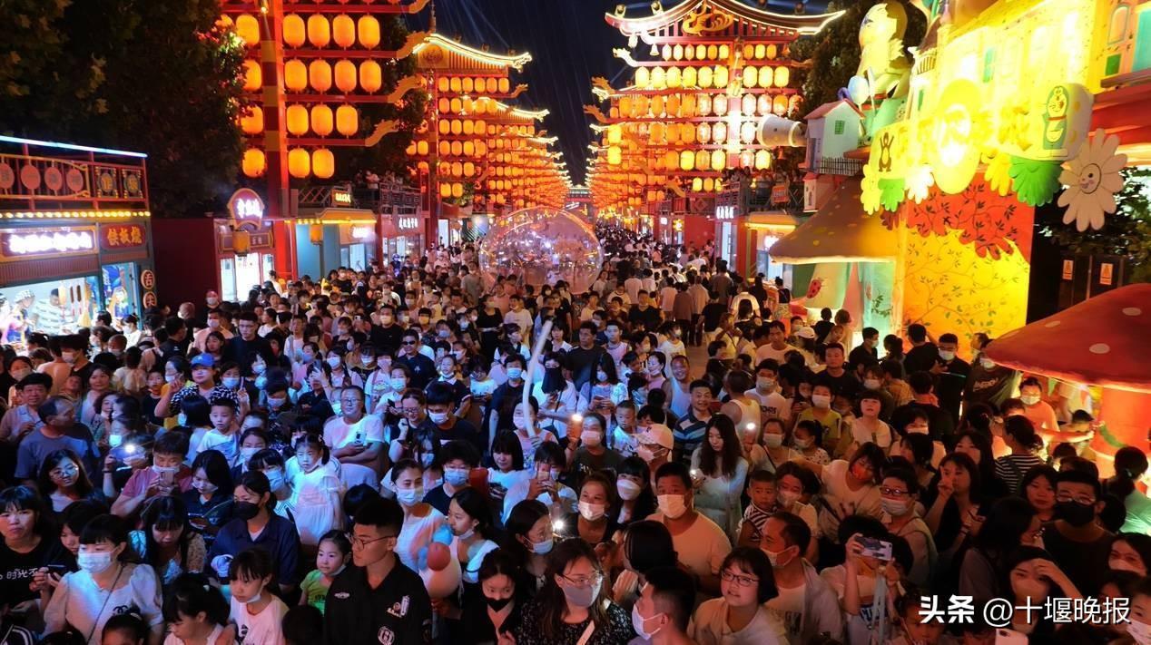 西安大唐不夜城，璀璨灯火下的疫情应对与旅游新常态