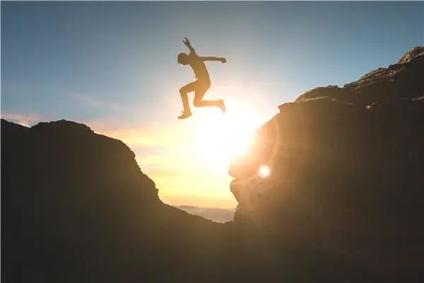 那声音先是长长地喂—喂—两声，仿佛在清嗓子，又像在试探这村庄的寂静。接着，便是村长福生伯那口浓重的乡音，被扩音器放大，失了真，带着滋滋的杂音，一字一句，砸在村庄的每一片屋瓦上