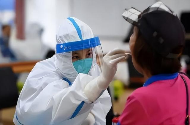 广州两名医务人员确诊新冠，疫情防控再响警钟