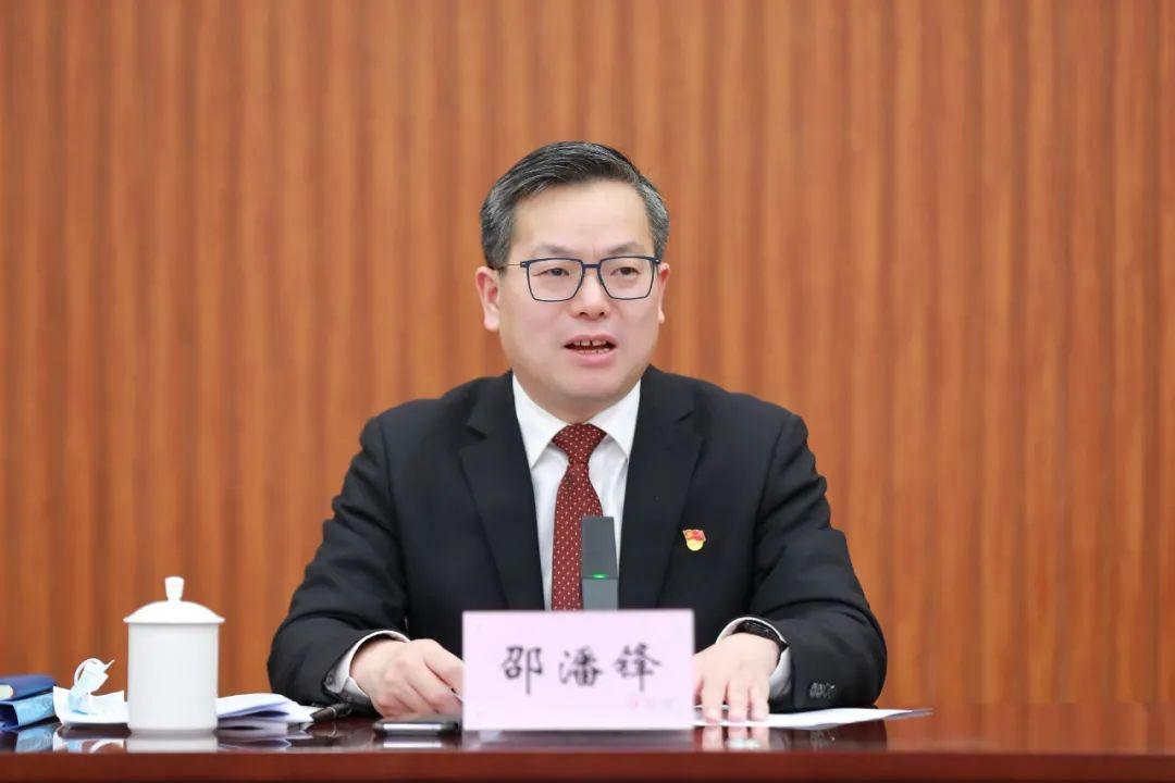 为什么新冠不消失？从病毒演化到人类应对的持久战