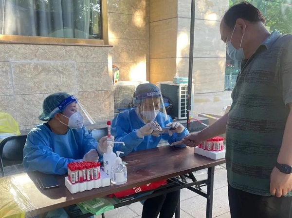 核酸采样志愿者确诊，当守护者也需被守护