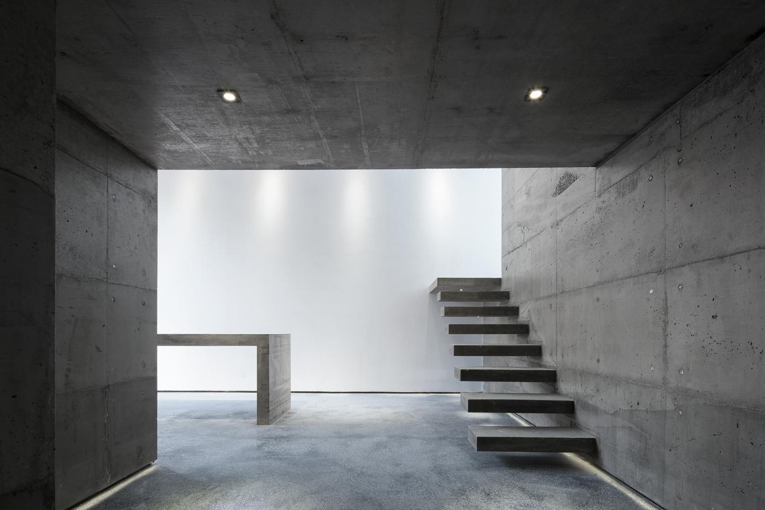 杭州夜空惊现不明飞行物体，目击者称呈螺旋状光带