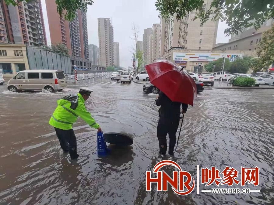郑州发布紧急通报，全力应对突发强降雨，筑牢城市安全防线