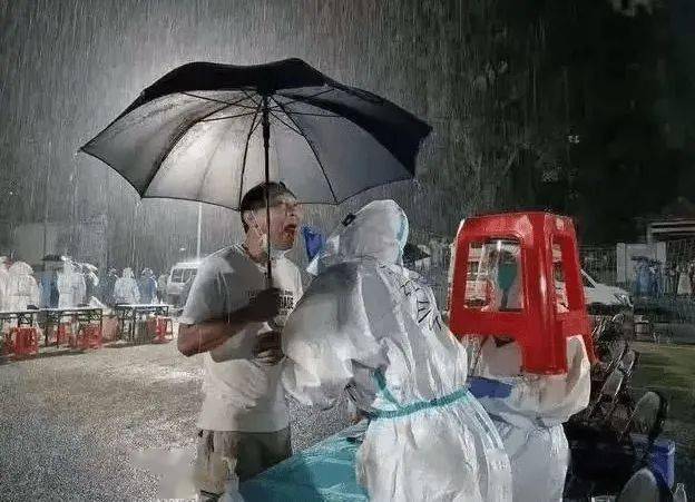 南非疫情，从风暴中心到谨慎前行