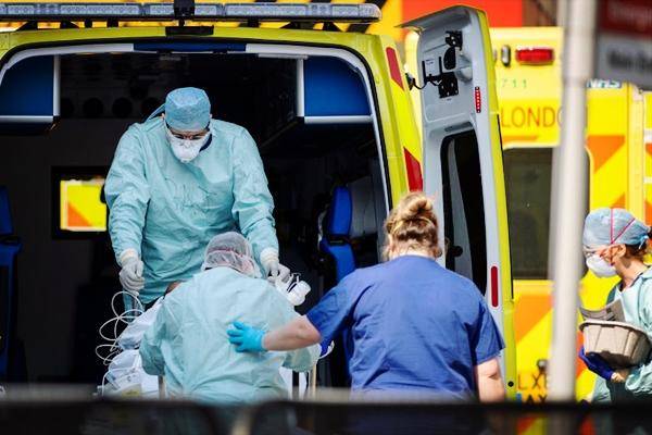 女记者怒斥救援人员，情绪失控还是责任追问？