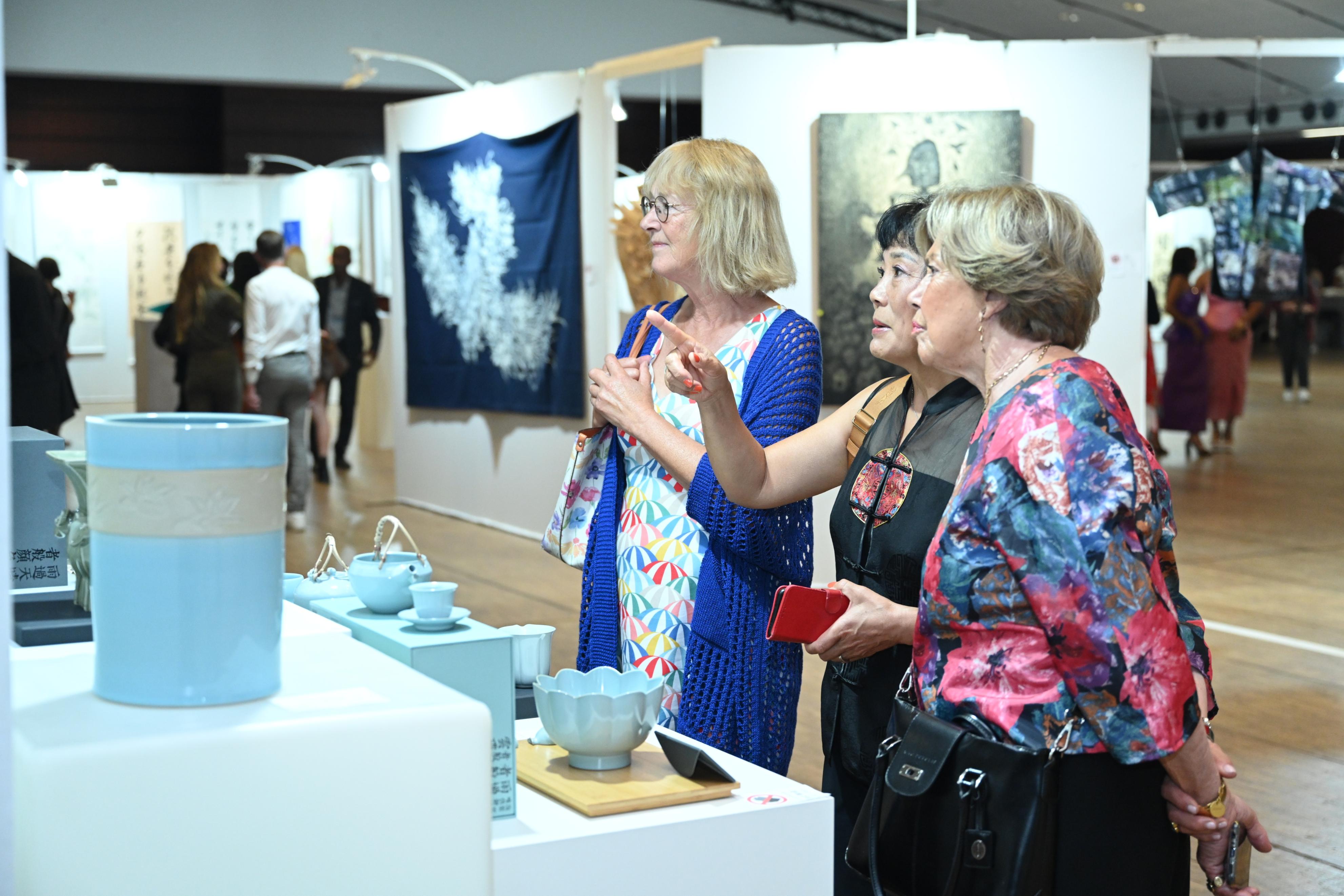 汝州疫散云开，匠心汝瓷礼赞先进