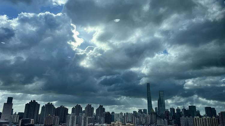 上海这几天，在疫情回潮中坚守与前行