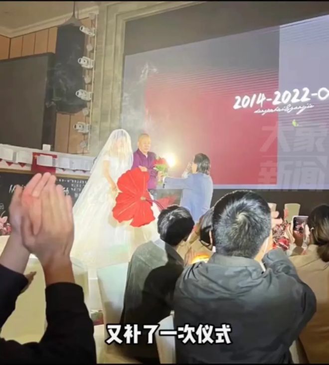 新郎没做核酸蹲酒店门口看婚礼直播，疫情下的遗憾与担当