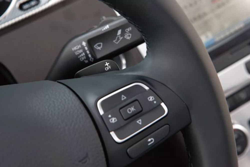 奔驰换挡拨片怎么用?一篇看懂操作技巧与使用场景 奔驰换挡拨片怎么用?一篇看懂操作技巧与使用场景