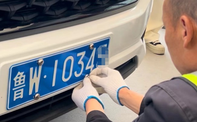 鲁W，车牌背后，一座城的雄心与脉动