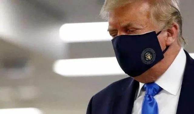 历史性一刻，特朗普首次公开佩戴口罩背后的信号与转变