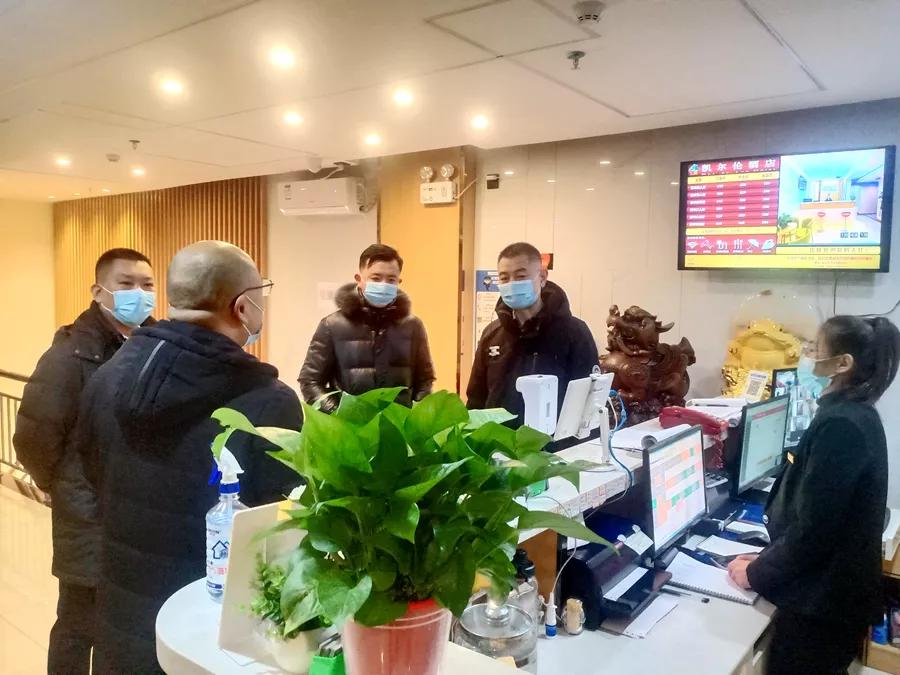 国内中高风险地区持续动态调整，常态化精准防控不松懈