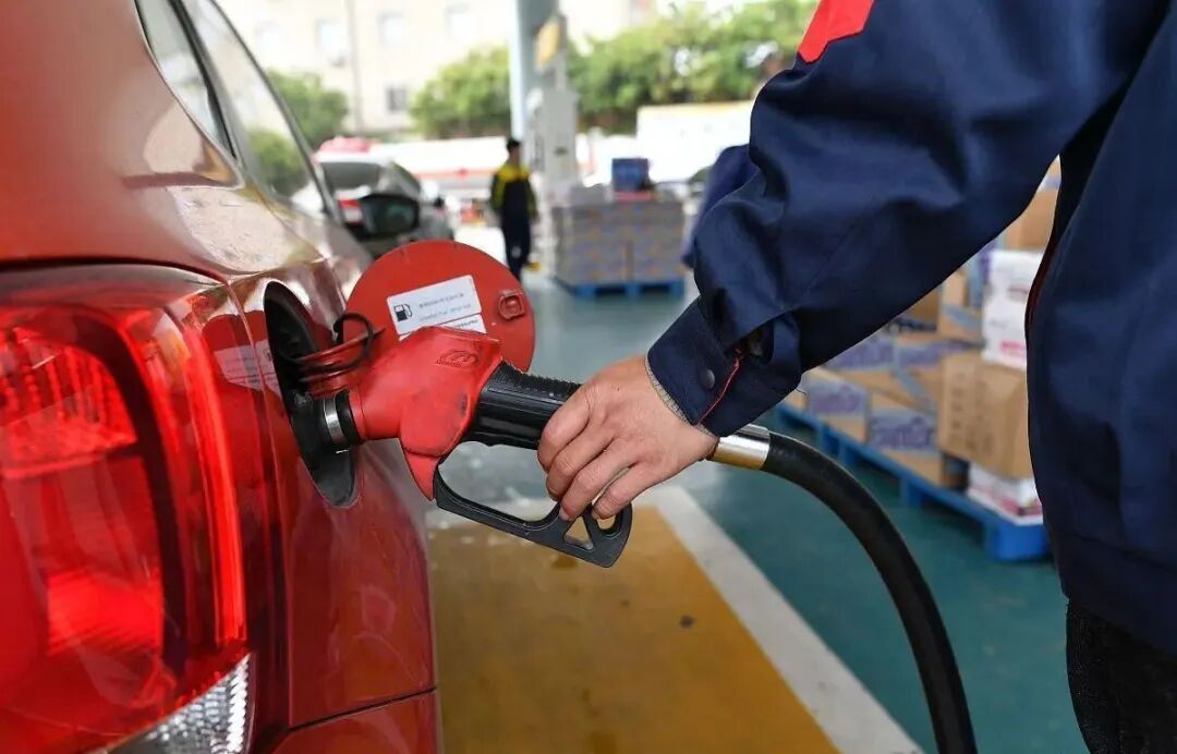 今日最新油价，92号汽油价格稳中有降，出行成本小幅回落
