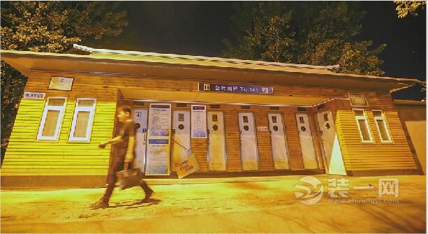 济南公厕的夜，一场城市精细化的无声实验