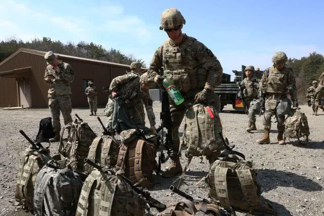 韩国军营拉响防疫警报，11名军人确诊新冠病毒，紧急强化防控措施