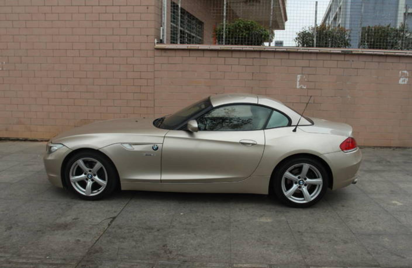 宝马Z4硬顶敞篷视频，当经典敞篷跑车遇上硬顶美学