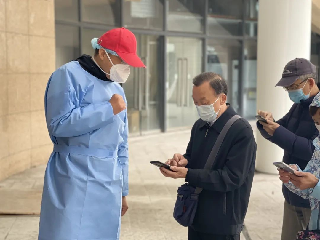 当卢书记遇上志愿者，特权思维撞上抗疫防线的警示