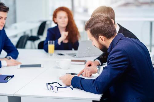 如何判断感冒是不是新型冠状病毒？关键症状与应对指南