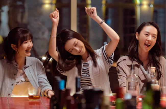 金莎专访袒露心路历程，从甜妹到姐弟恋，重新定义自我与幸福