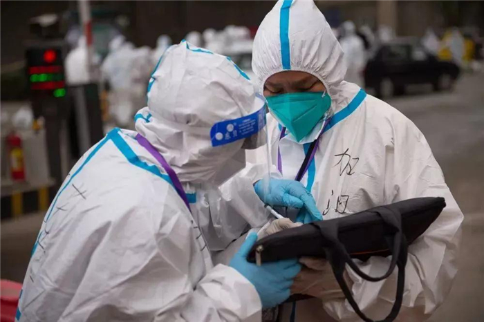 北京一家七口接连感染，疫情下的家庭坚守与社区守护