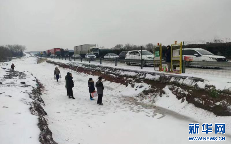 风雪伊犁夜，300余名游客滞留背后的温暖守护