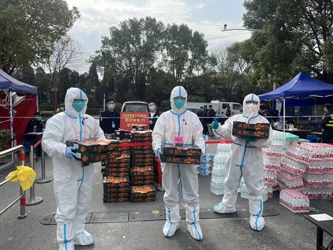 上海疫情下的小区封闭，一场与时间赛跑的防疫考验