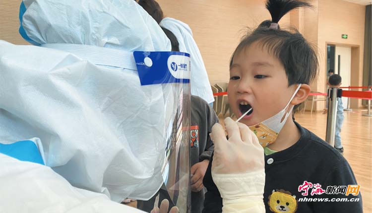 核酸采样点竟成感染源？南京两岁幼儿事件敲响防疫警钟
