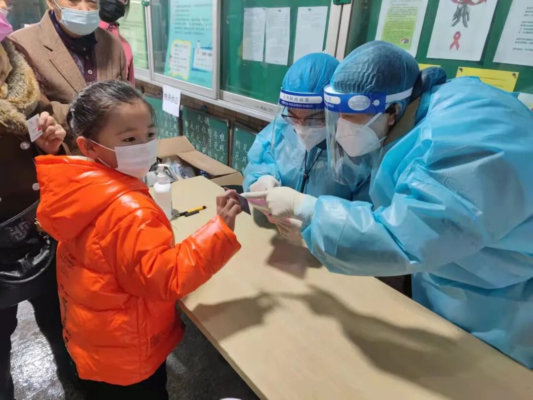 核酸采样点竟成感染源？南京两岁幼儿事件敲响防疫警钟