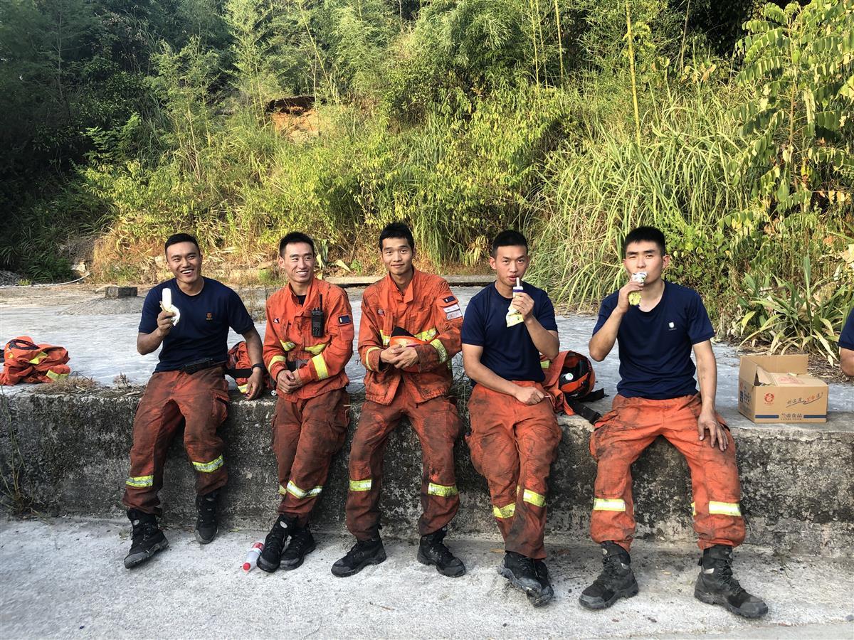 中国四川泸定突发5.8级地震，救援力量紧急集结赶赴震中