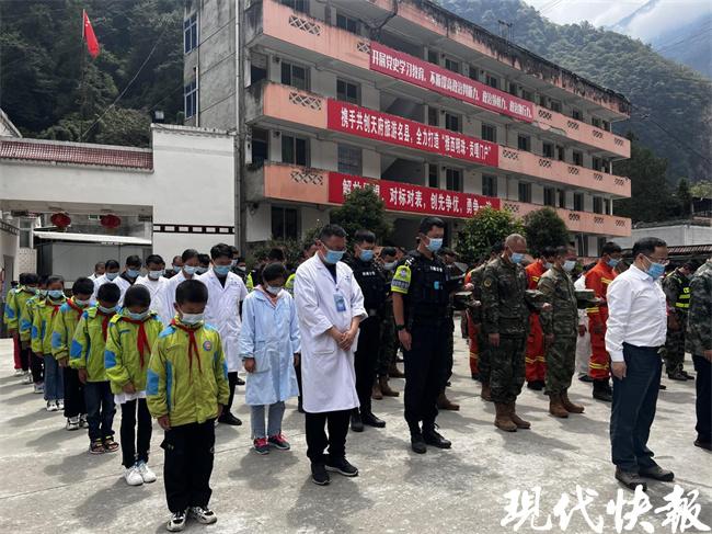 中国四川泸定突发5.8级地震，救援力量紧急集结赶赴震中