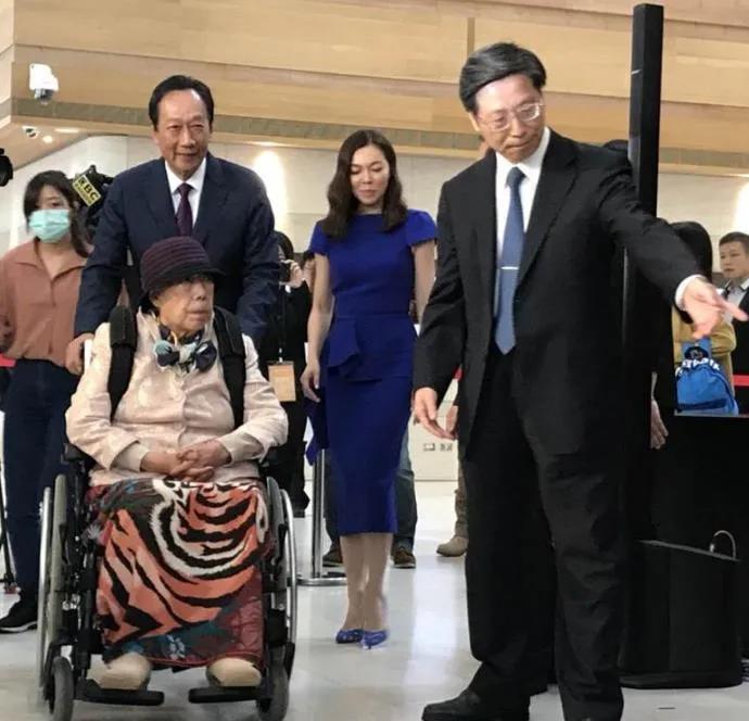 富士康最新动态，加速转型与区域布局，积极应对市场新挑战