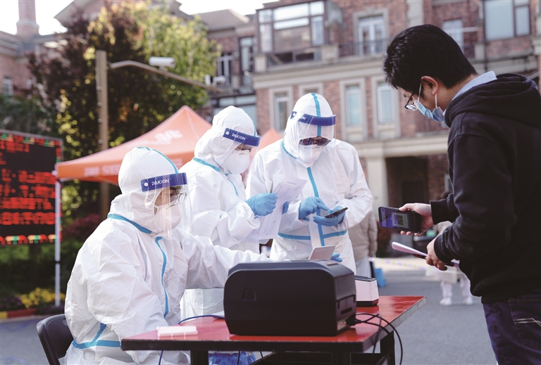 上海核酸排查，一座城市的抗疫坚守与全民行动