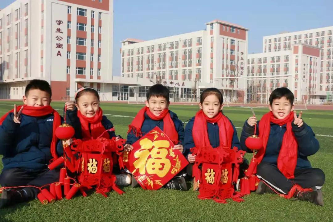 元旦联欢会进行到一半，教室突然陷入黑暗