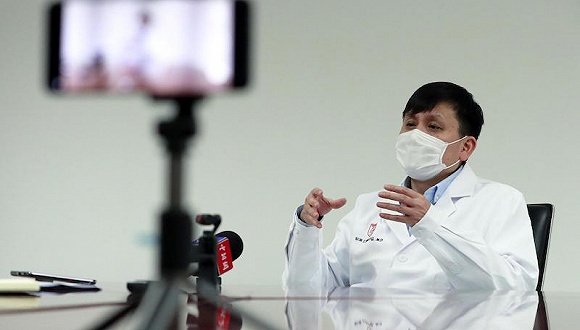 张文宏预言2022年春天，疫情迷雾中的一束科学之光