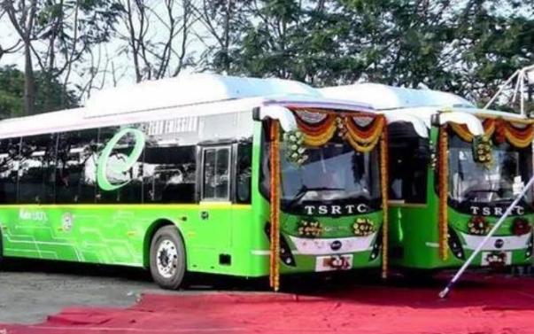 疫情阴影下的印度，牛粪信仰与科学救治的艰难角力