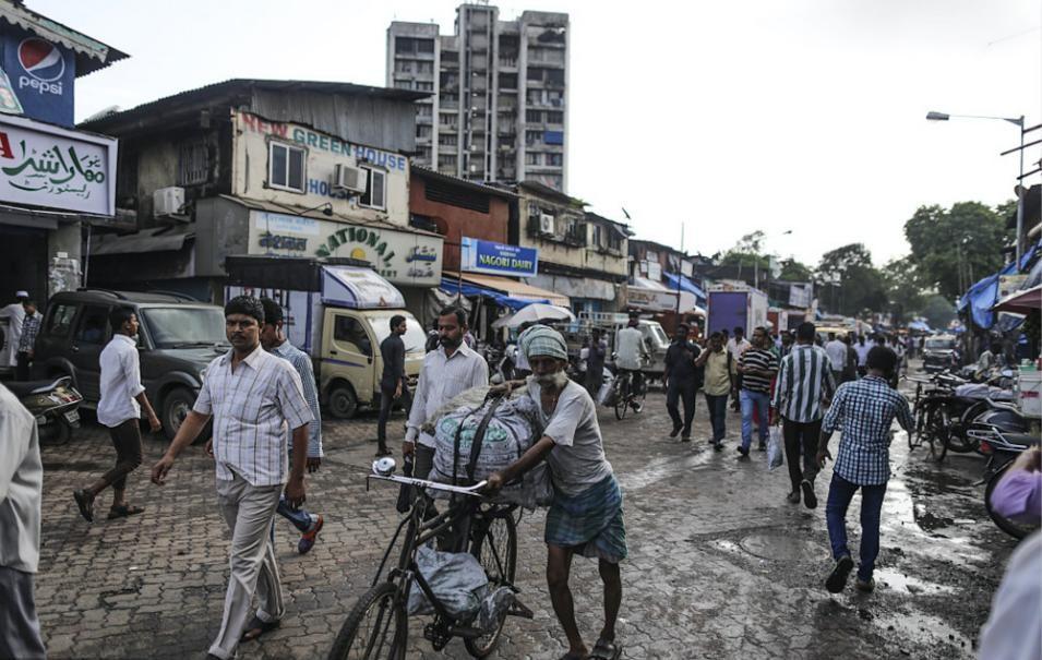 疫情阴影下的印度，牛粪信仰与科学救治的艰难角力