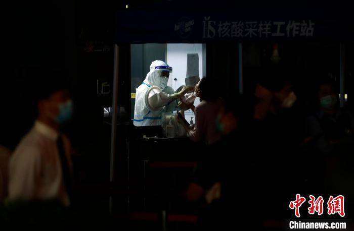 上海就核酸检测排长队致歉，优化措施应对市民关切