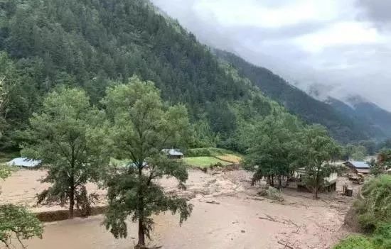 甘肃突发山洪致8人遇难，天灾难测更需筑牢人防之堤