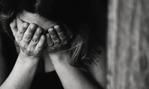 成都确诊女孩照片曝光，网络狂欢背后的隐私困境与人性叩问