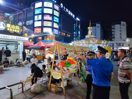 成都封城最新消息，精准防控下的原则居家，城市静默中守护烟火气