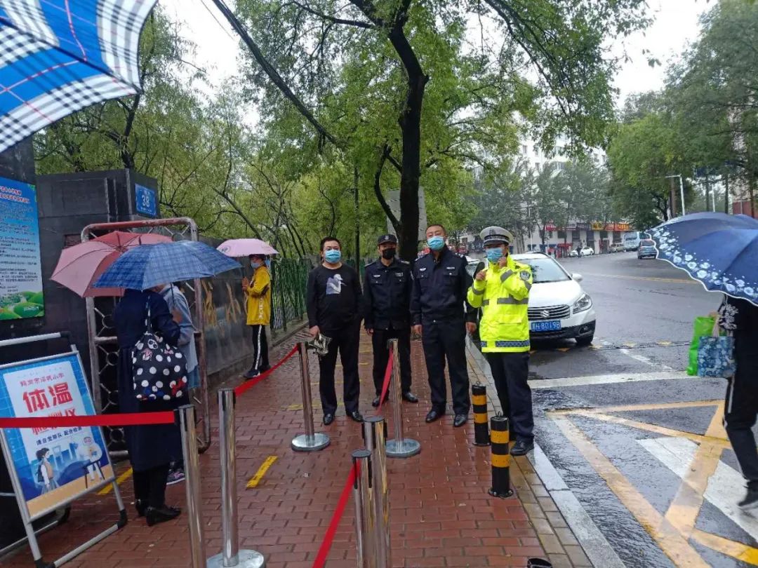 鹤岗疫情防控升级，部分道路临时封闭，市民生活秩序井然