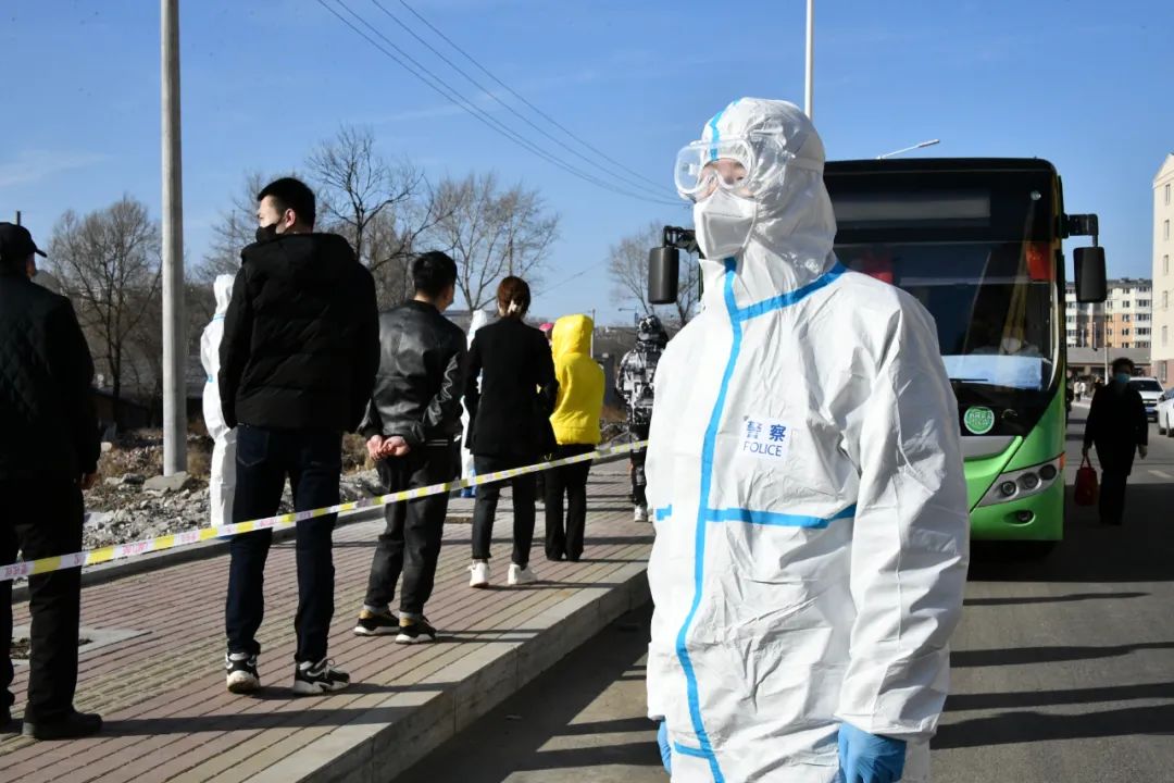 鹤岗疫情防控升级，部分道路临时封闭，市民生活秩序井然