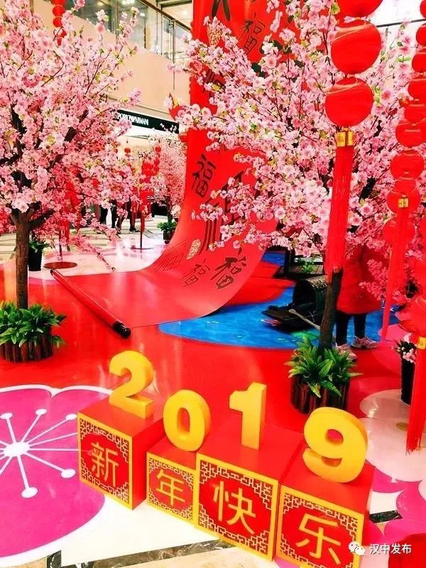 郑州解封的区域，希望之光在街头巷尾闪烁