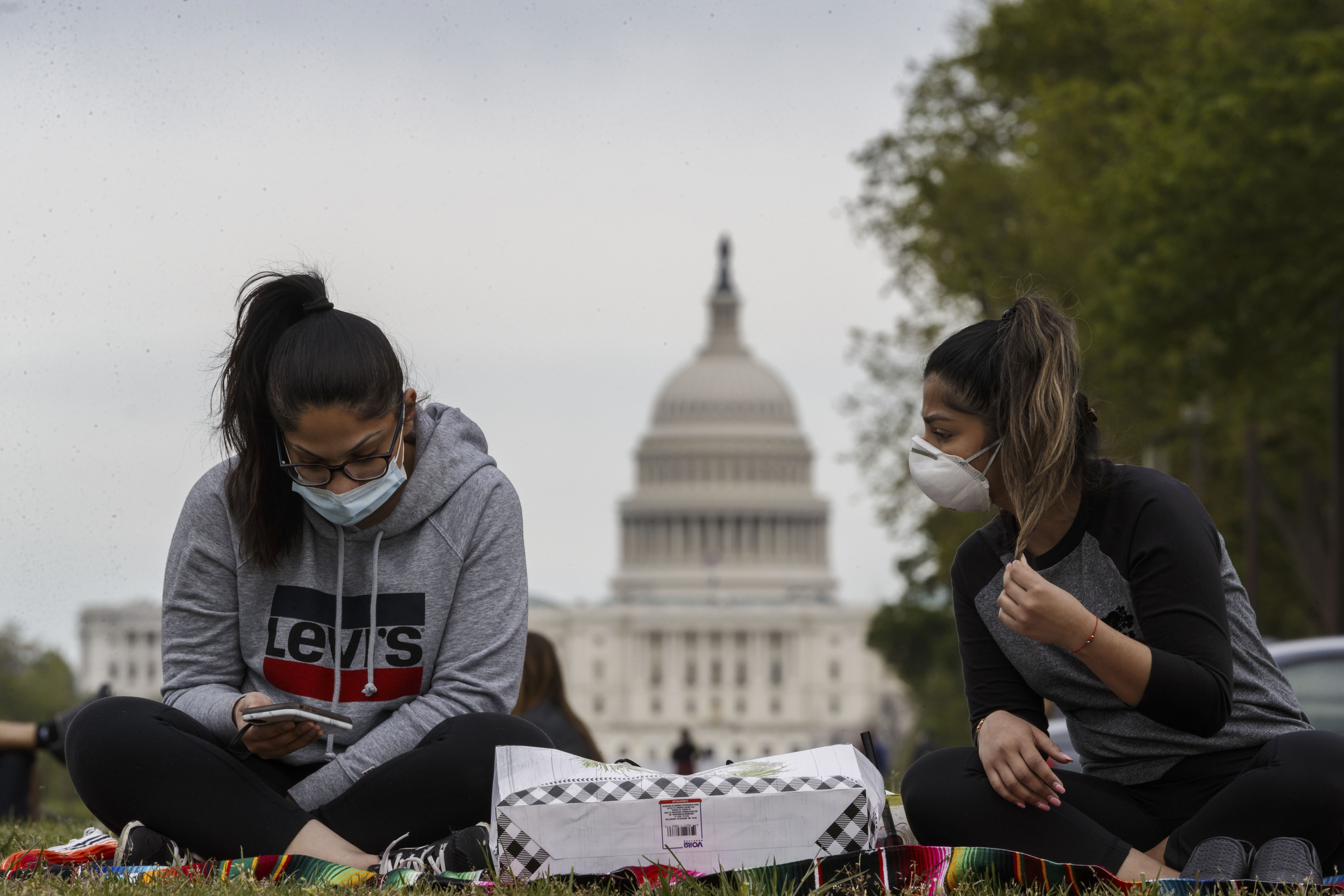 美国累计确诊超3000万，疫情阴影下的社会裂痕与反思