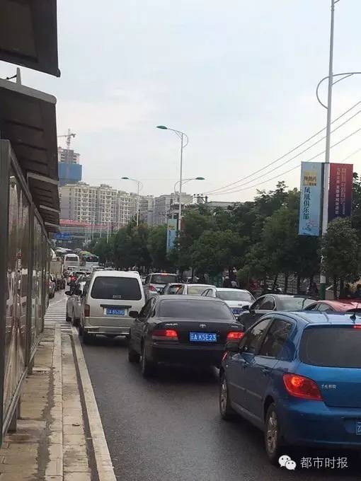 郑州5号地铁的生死考验，一场暴雨中的城市伤痕与人性光辉