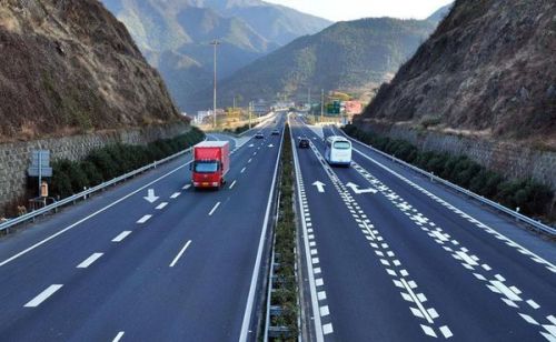 高速什么时侯开始收费，从免费通行到收费制度的演变