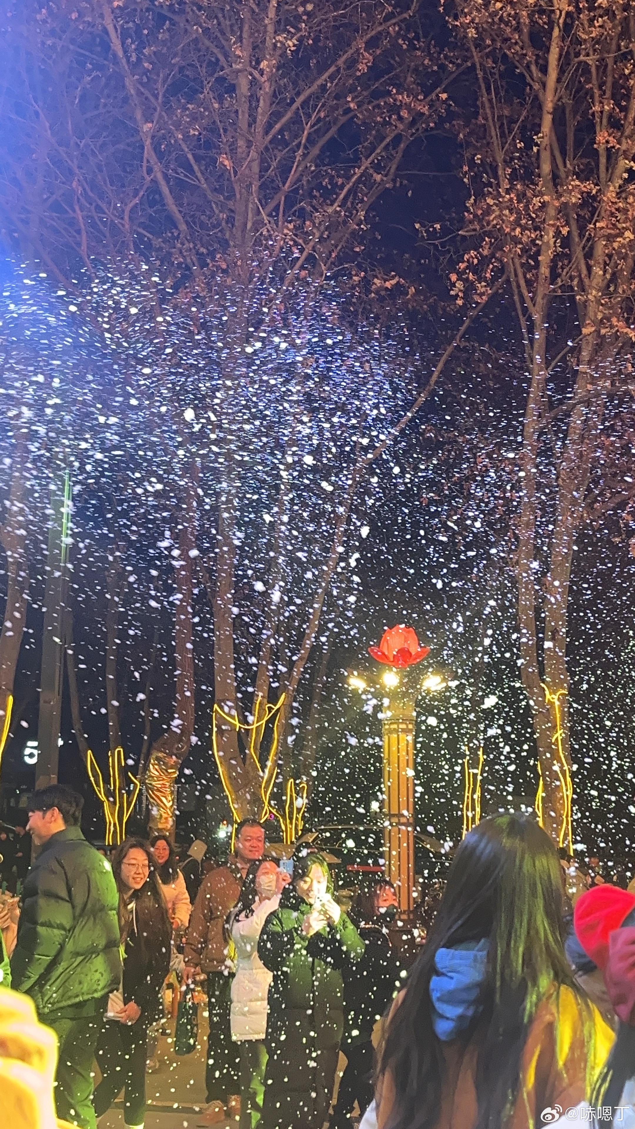 2821年春节纪事，在人工天幕下，我们定制了一场雪