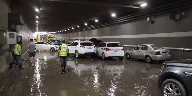 京广路隧道，一座城市的地下脉搏与集体记忆