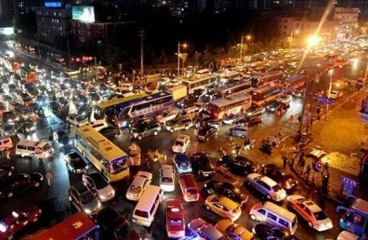 早高峰实录,镜头下的北京堵车,每一帧都是都市生存图鉴 早高峰实录,镜头下的北京堵车,每一帧都是都市生存图鉴