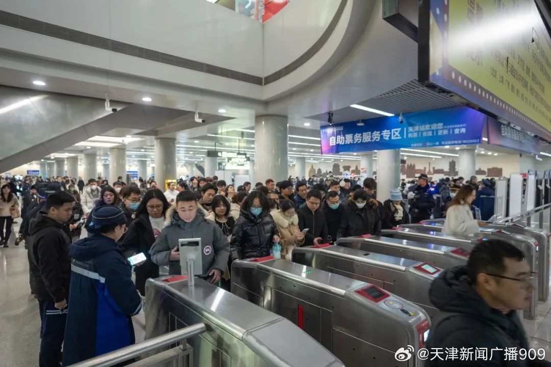 天津站地铁，地下长龙，城市脉动